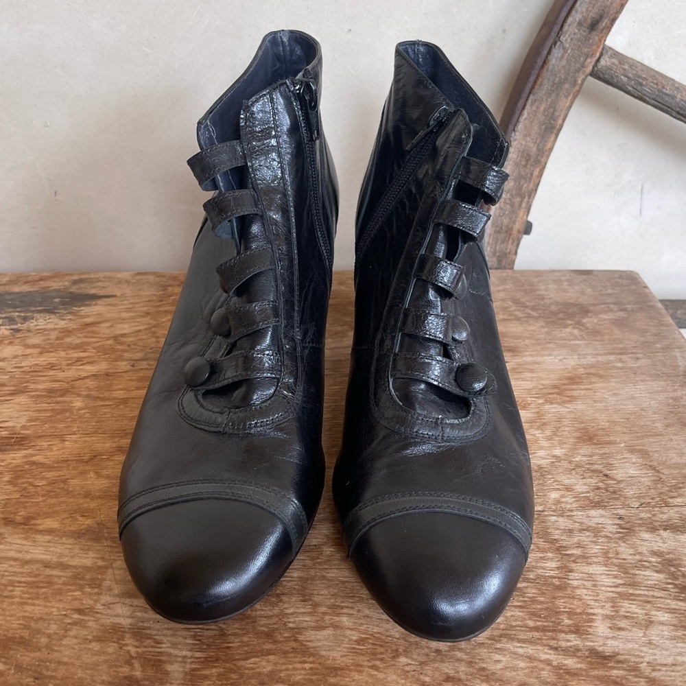 RE-MIX Classic Vintage Footwear Cassie Leather Button Front Ankle Boots 10 Spain